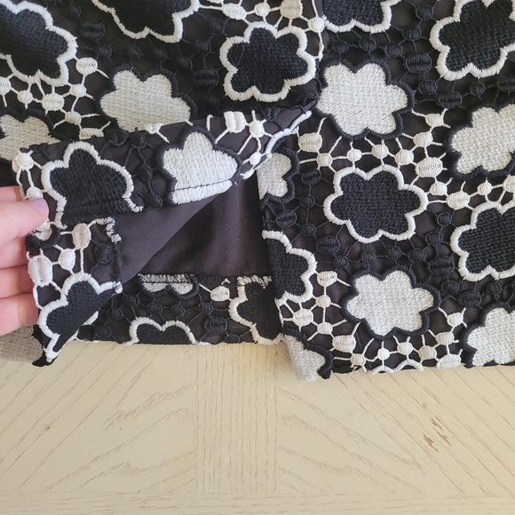 Ann Talylor Black & White Crochet Pencil Skirt size 0 - Picture 5 of 7